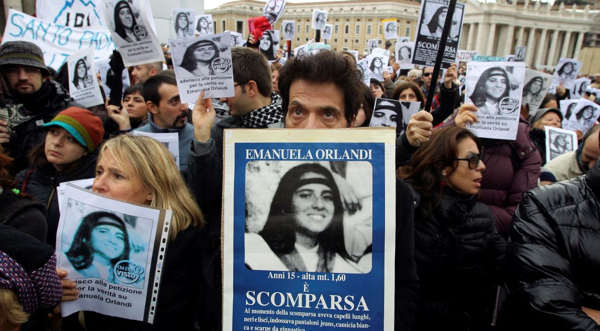 Pietro, irmão de Emanuela Orlandi, desaparecida no Vaticano há 40 anos, segura cartaz com foto de sua irmã na Praça São Pedro
