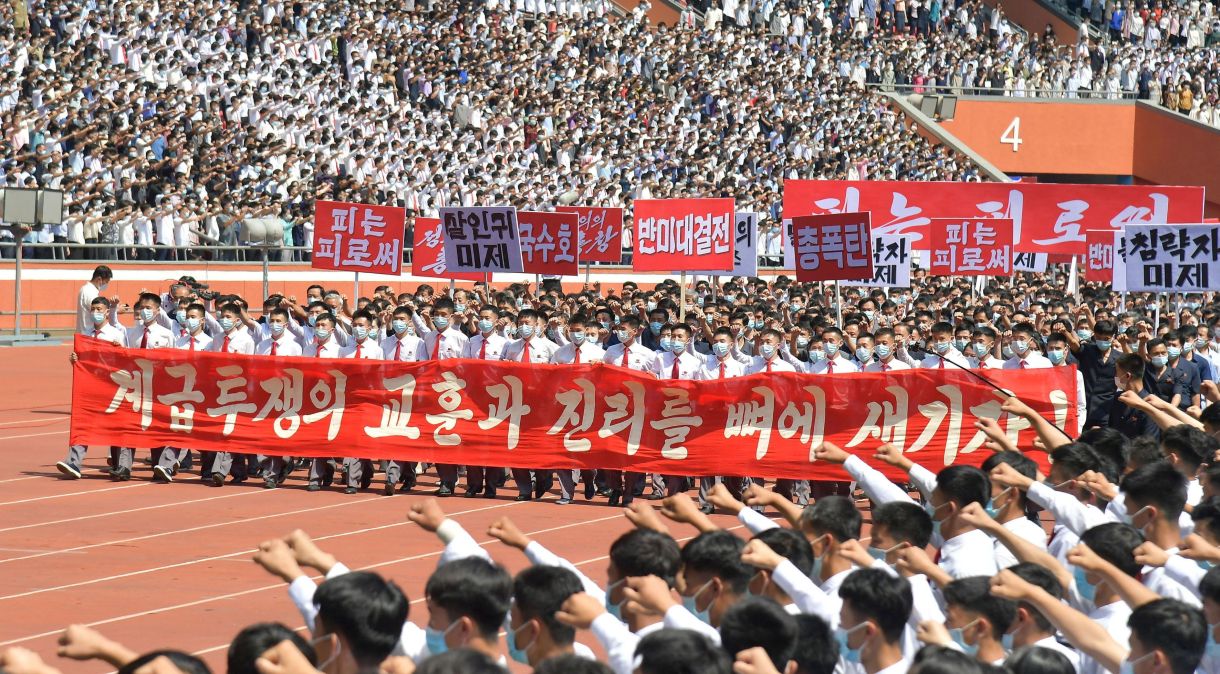 Norte-coreanos acompanham parada durante comício contra EUA, em Pyongyang, Coreia do Norte