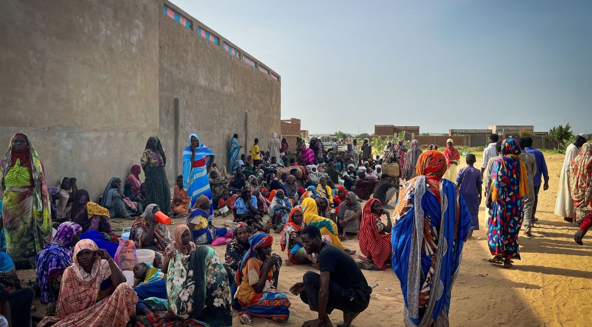 Refugiados sudaneses se reúnem enquanto equipes de Médicos Sem Fronteiras (MSF) ajudam os feridos por combates de Darfur Ocidental, Sudão, no hospital Adre, no Chade