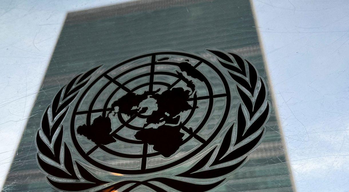 Logo da ONU na frente do edifício de sua sede em Nova York, EUA