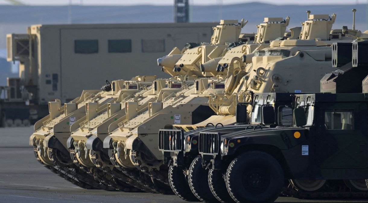 Veículos do Exército dos EUA: tropas estão atentas a ataques no Oriente Médio
