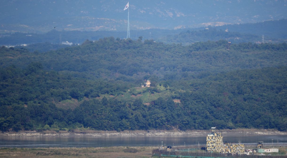 Guardas da Coreia do Sul e Coreia do Norte são vistas próximas à zona desmilitarizada, em Paju, Coreia do Sul