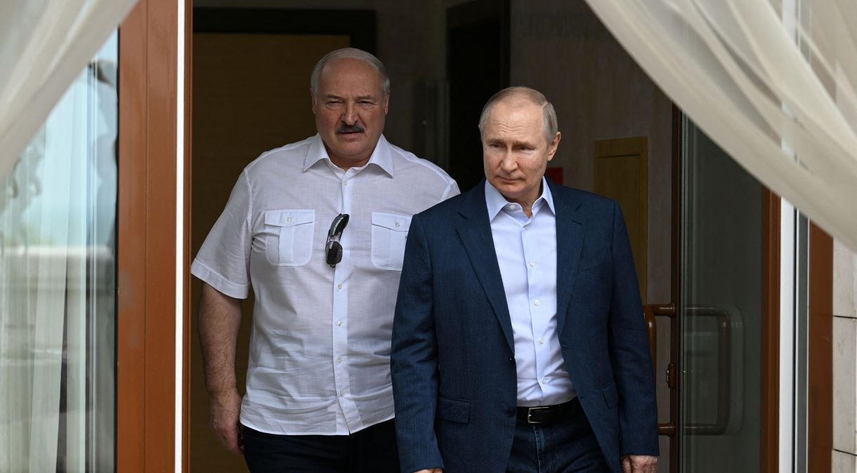 O presidente da Rússia, Vladimir Putin, se encontra com o presidente de Belarus, Alexander Lukashenko, em Sochi