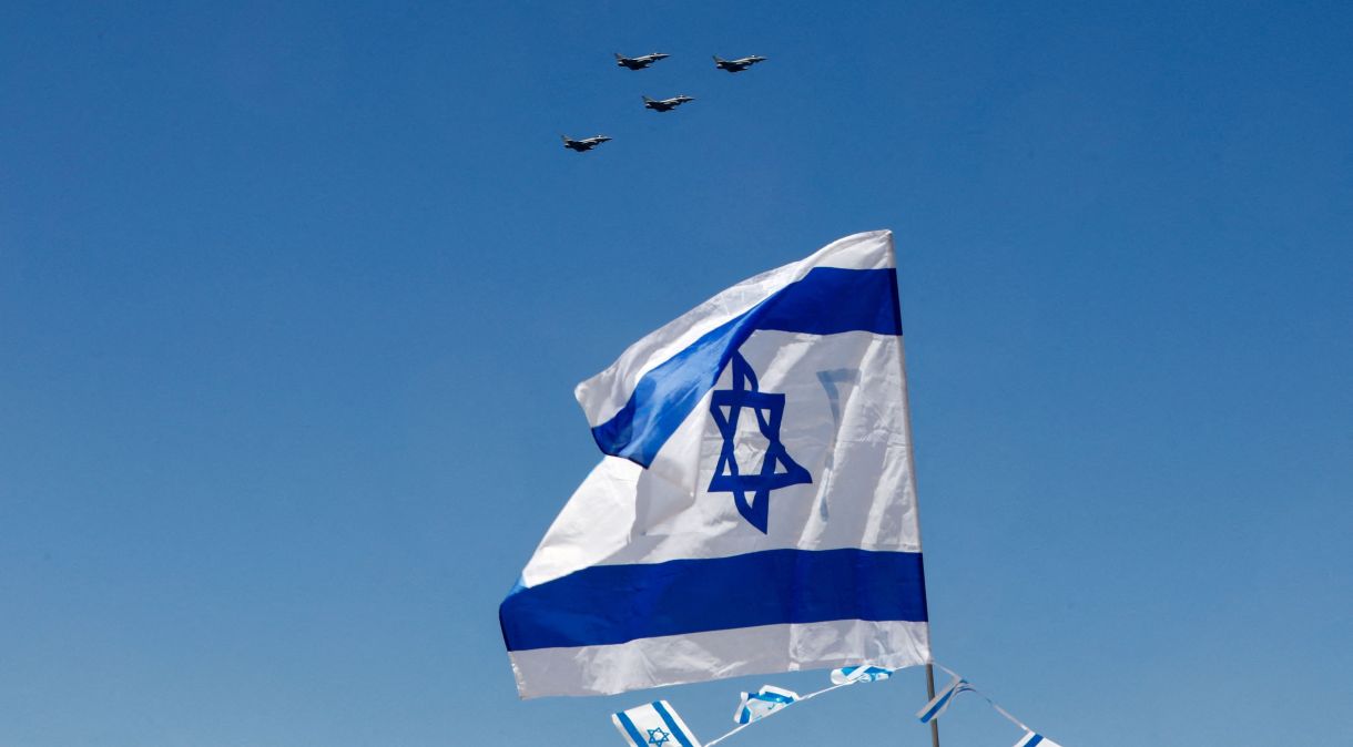 Jatos são vistos sobre uma bandeira israelense