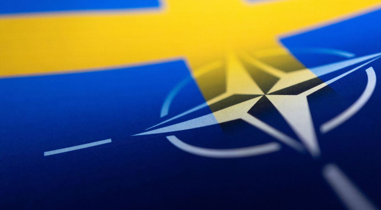 Ilustração mosta bandeiras da Suécia e da Otan