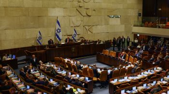 Enquanto o governo e seus apoiadores alegam que as medidas são necessárias para "reequilibrar os poderes entre tribunais, legisladores e governo", a oposição chama de "golpe" que ameaça transformar Israel em uma ditadura