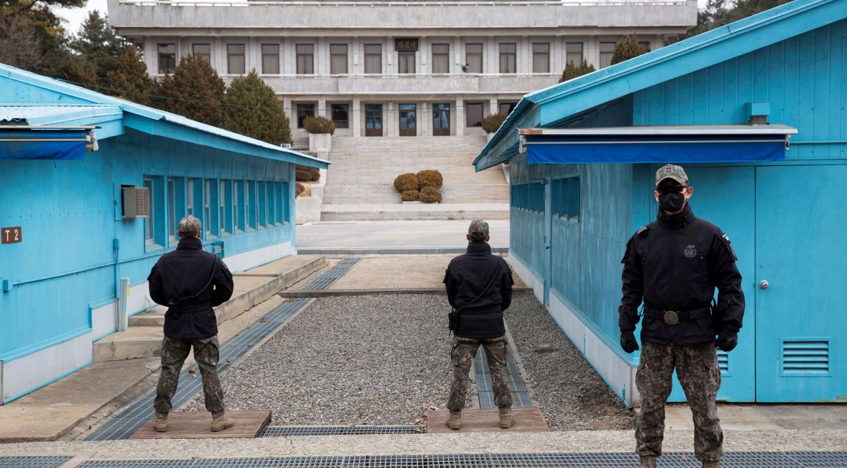 Soldados da Coreia do Sul montam guarda durante visita da imprensa à Área de Segurança Conjunta na Zona Desmilitarizada entre as duas Coreias
