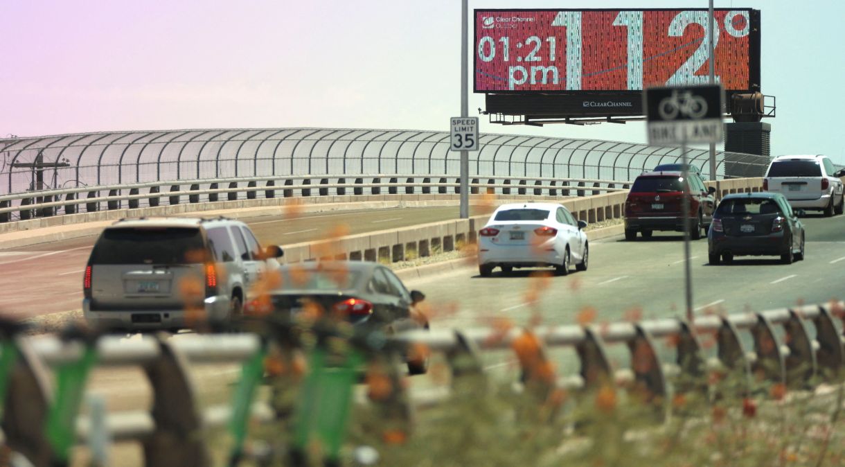 Painel mostra temperatura conforme Phoenix, no Estado norte-americano do Arizona, enfrenta dias de temperaturas acima de 43 graus Celsius (110 graus Fahrenheit)