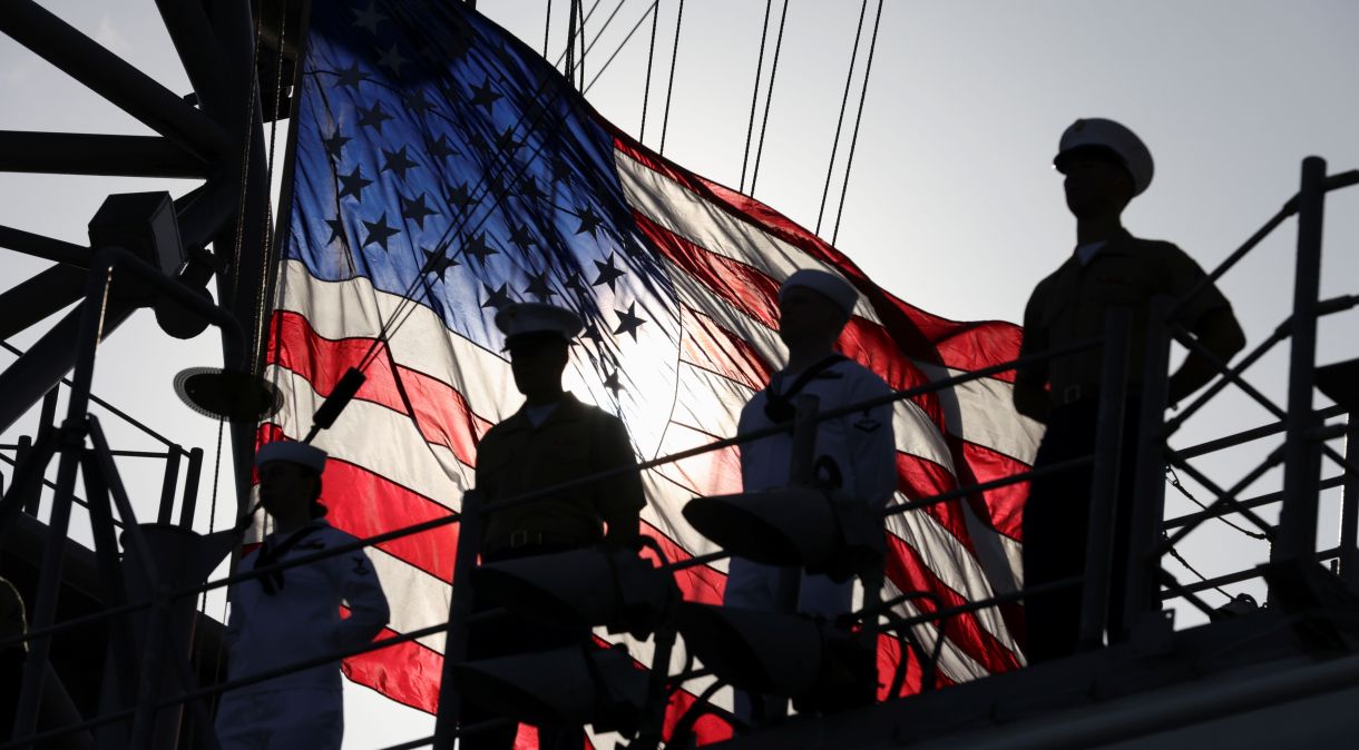 Bandeira dos EUA em navio da Marinha norte-americana