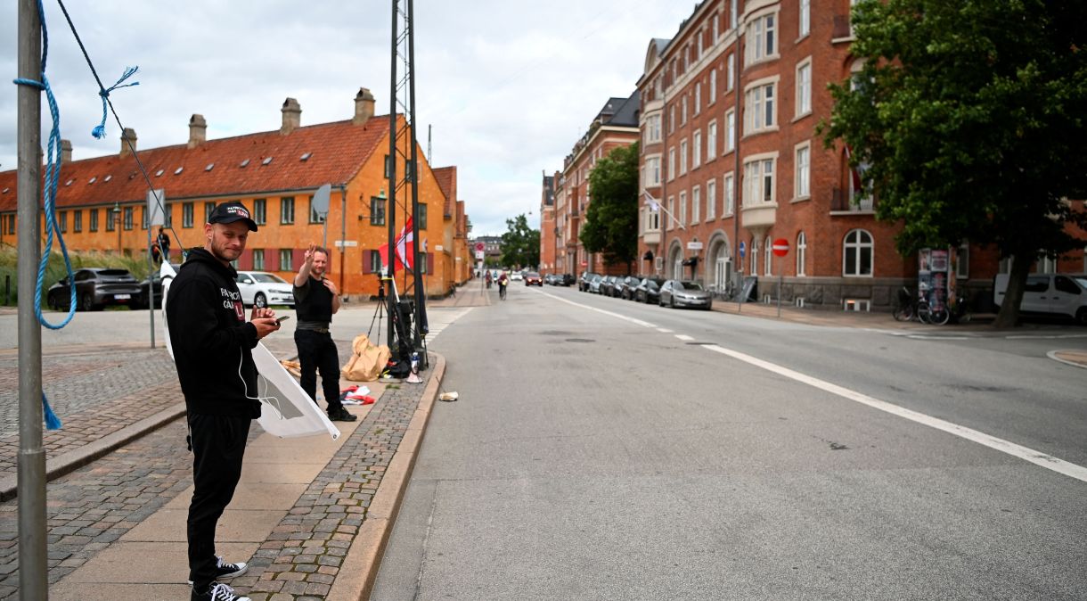 Manifestantes queimam Alcorão em frente à embaixada iraquiana em Copenhague