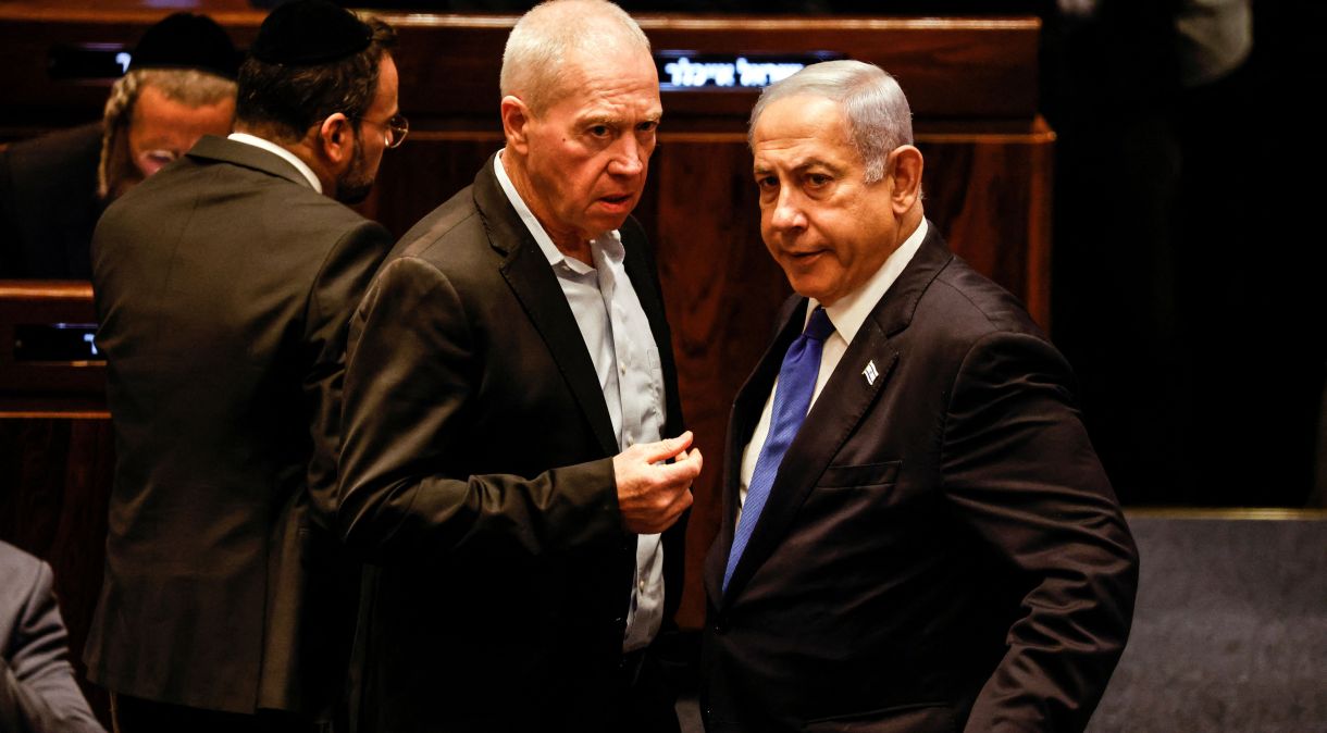 O ministro da Defesa israelense, Yoav Gallant, e o primeiro-ministro de Israel, Benjamin Netanyahu