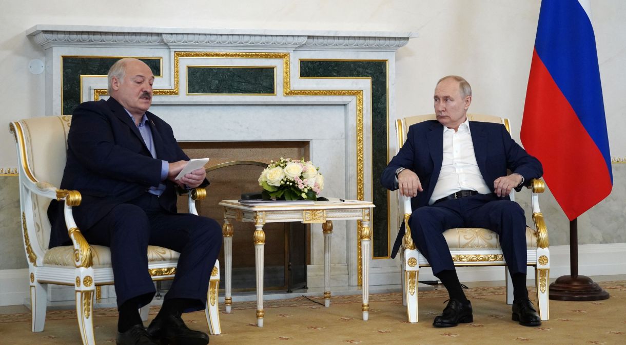 Presidentes de Belarus, Alexander Lukashenko, e da Rússia, Vladimir Putin, durante reunião em São Petersburgo