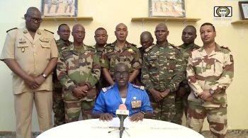 Comunidade Econômica dos Estados da África Ocidental deu aos militares nigerenses um prazo até este domingo (6) para libertar e restabelecer o presidente deposto do país, Mohamed Bazoum