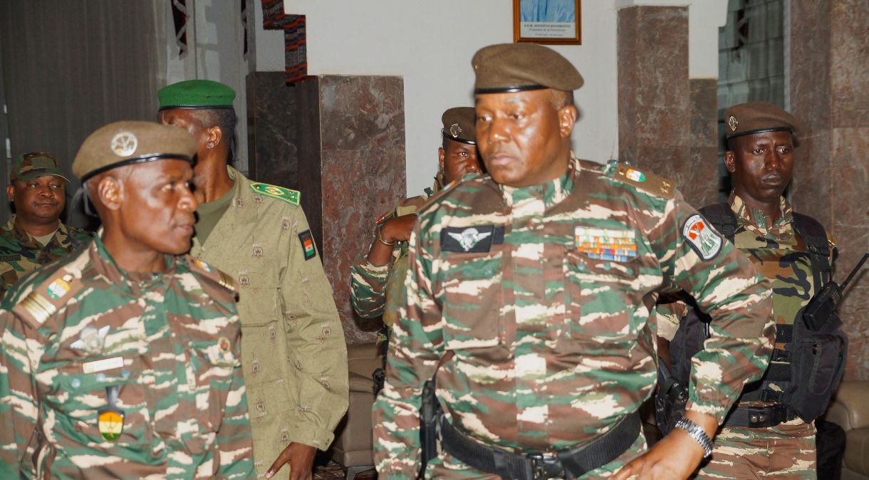 General Abdourahmane Tiani, declarado novo chefe de Estado do Níger pelos militares, chega a reunião com ministrros