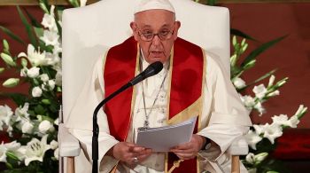 Pontífice apareceu sentado na capela de sua residência no Vaticano, em vez de fazê-la no local habitual, com vista para a Praça de São Pedro