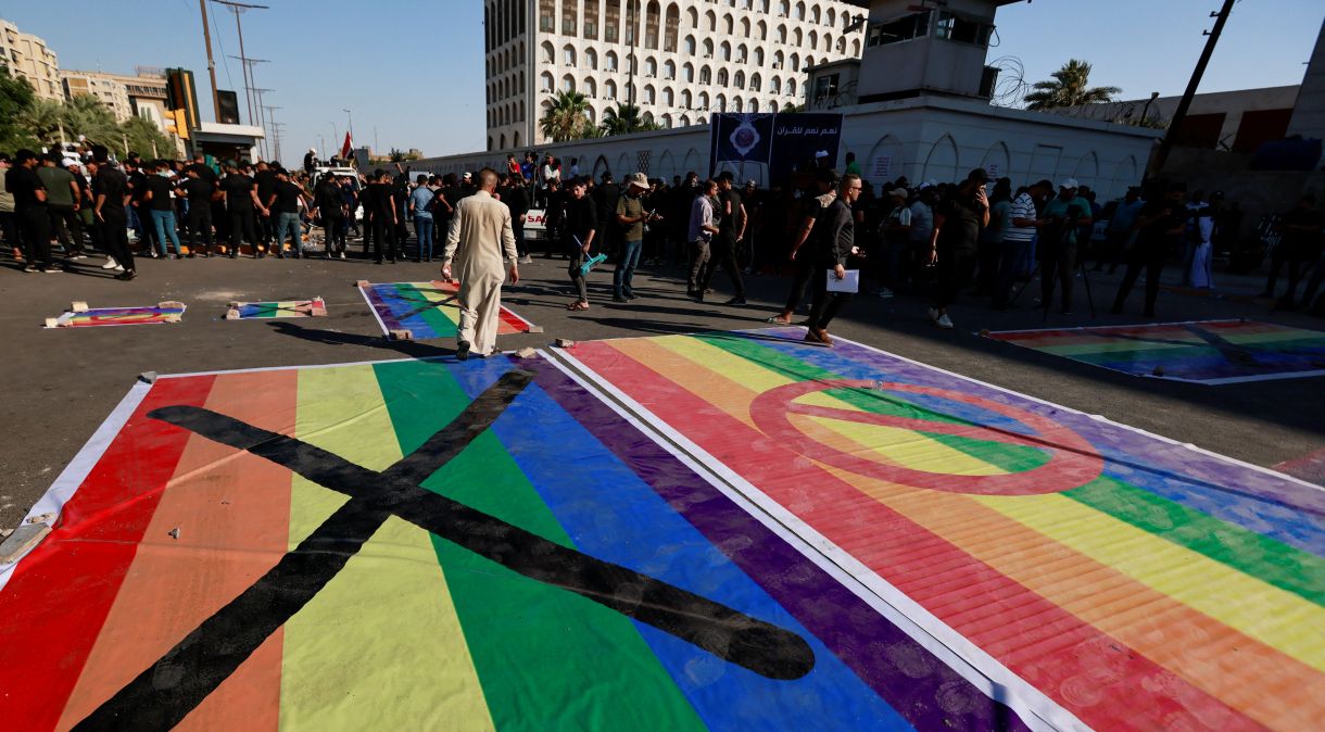 Protestos com bandeira do arco-íris em Bagdá