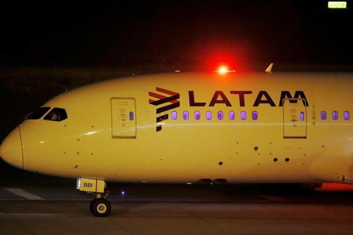 Aeronave da companhia aérea Latam; imagem ilustrativa