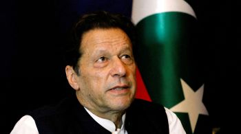 Khan foi acusado de vazar telegrama diplomático criptografado escrito por diplomata paquistanês, com base em reunião com Departamento de Estado dos EUA