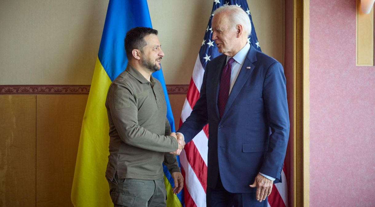 O presidente da Ucrânia, Volodymyr Zelensky, e o presidente dos Estados Unidos, Joe Biden