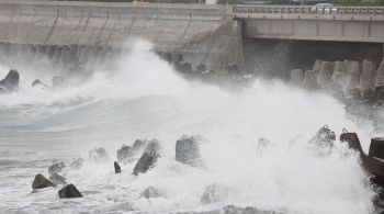 Jornadas de trabalho e aulas foram suspensas na ilha; tufão deve seguir para Hong Kong nos próximos dias
