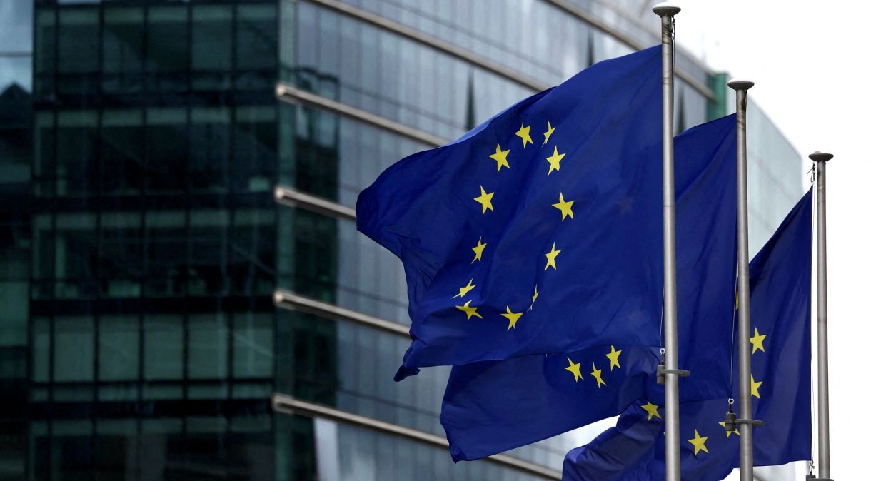 Bandeiras da UE na sede da Comissão Europeia em Bruxelas