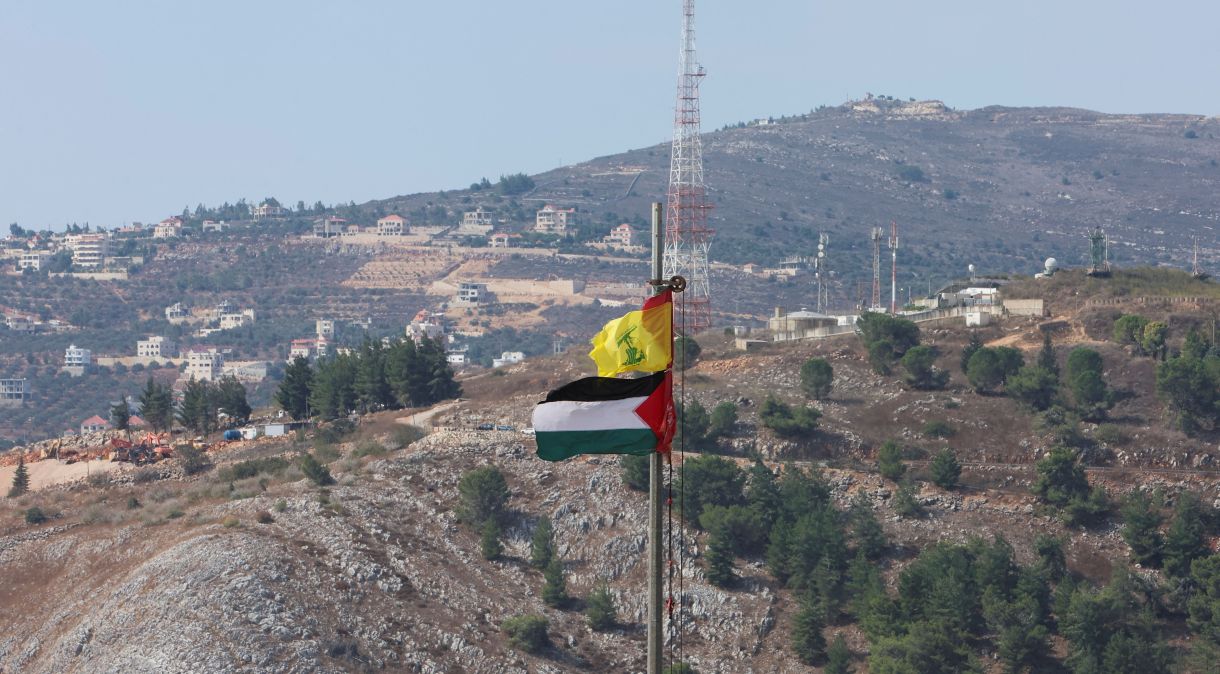 Bandeiras da Palestina e do Hezbollah em Khiam, perto da fronteira com Israel, no sul do Líbano