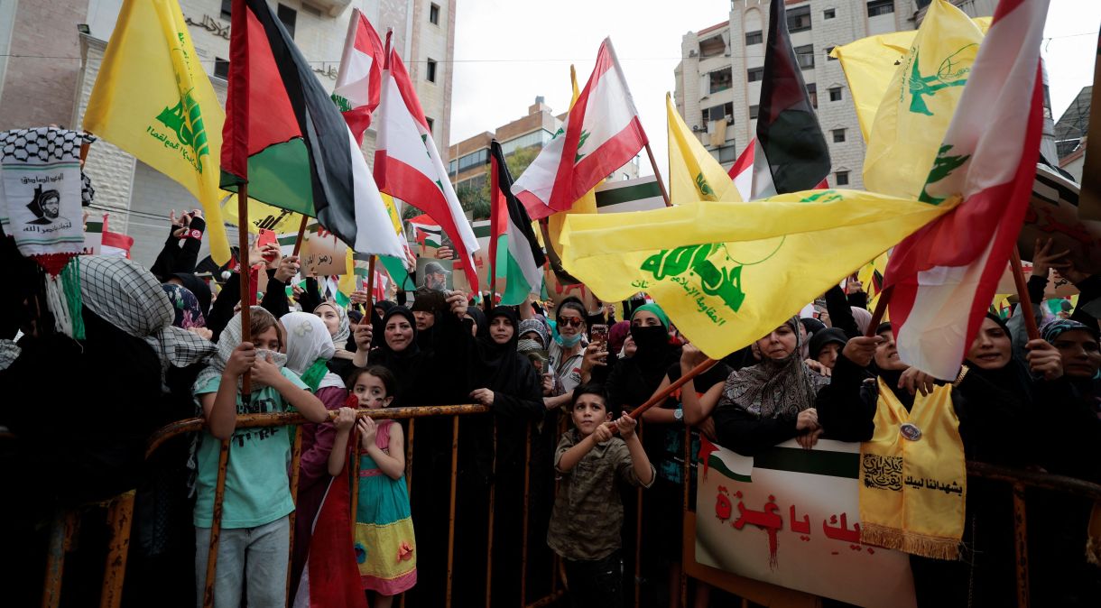 Apoiadores do grupo Hezbollah protestam na capital do Líbano em apoio aos palestinos