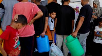 Estrangeiros e palestinos que aguardam a abertura da fronteira com o Egito enfrentavam escassez de comida e tinham que beber água salgada