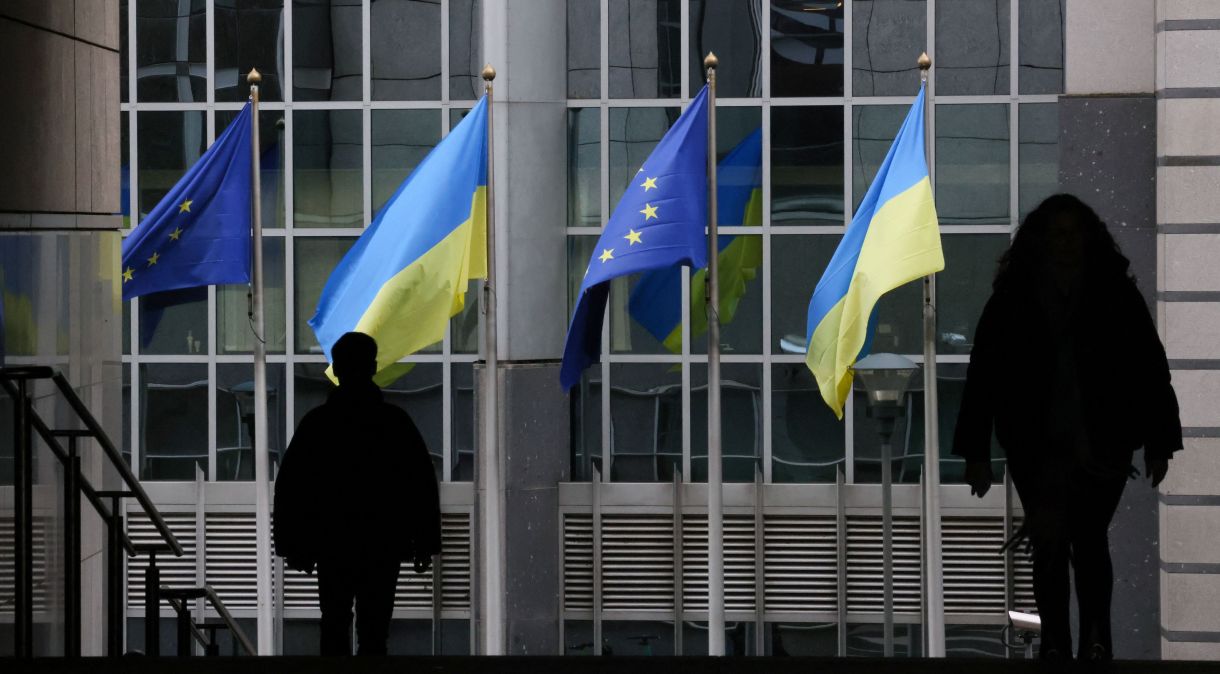 Bandeiras da Ucrânia em frente ao Parlamento Europeu
