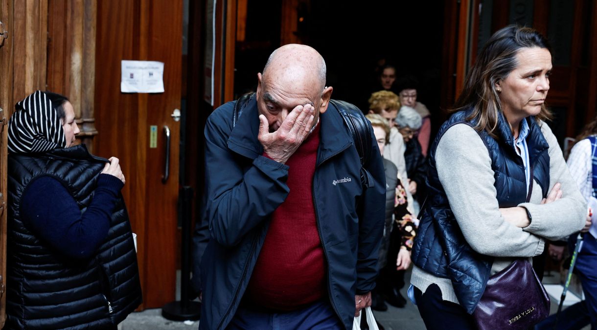 Homem reage ao sair de missa onde foi pedido perdão às vítimas de abusos sexuais pela Igreja Católica, em Bilbao