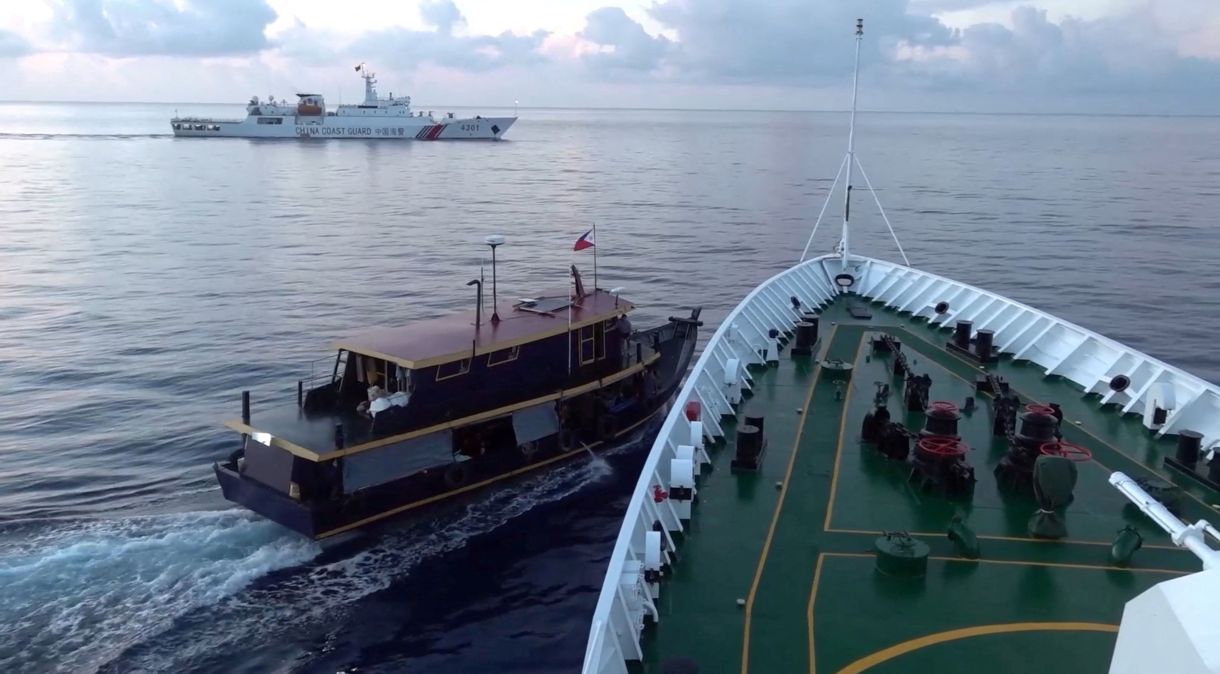 Navio de bandeira filipina é bloequeado por embarcação da guarda costeira da China em incidente que resultou em colisão entre as duas embarcações nas águas disputadas no Mar do Sul da China