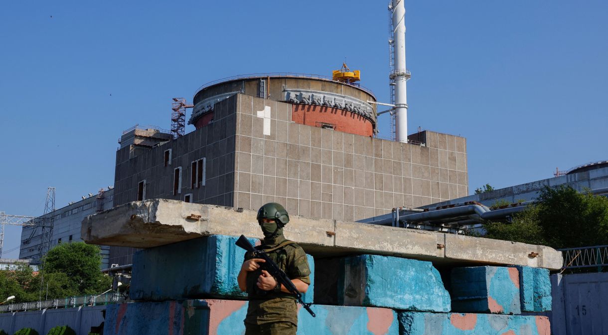 Militar russo faz guarda em posto de controle perto de usina nuclear de Zaporizhzhia, na Ucrânia