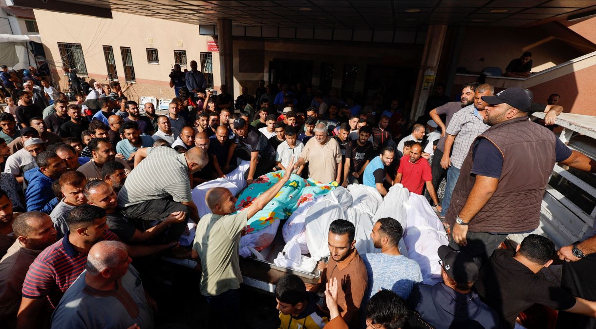 Corpos de palestinos mortos em ataques de Israel em Khan Younis, sul de Gaza