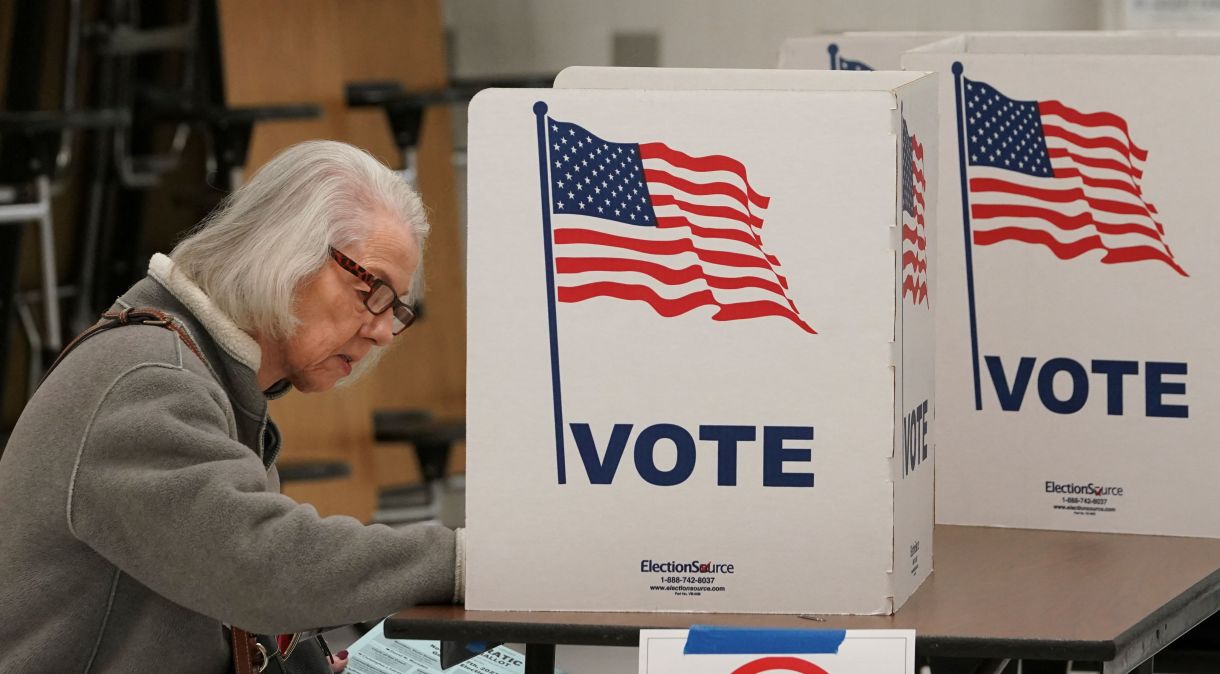 Mulher vota em Falls Church, no Estado da Virginia, EUA