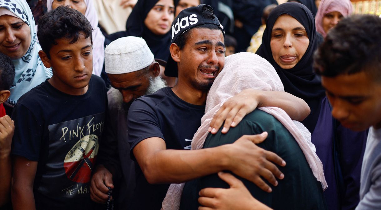 Palestinos lamentam mortes em Khan Younis, sul de Gaza