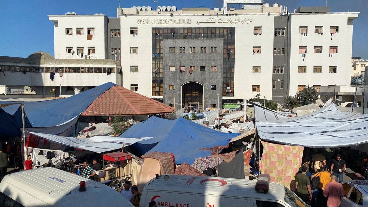 Palestinos se abrigam no hospital Al Shifa, em Gaza