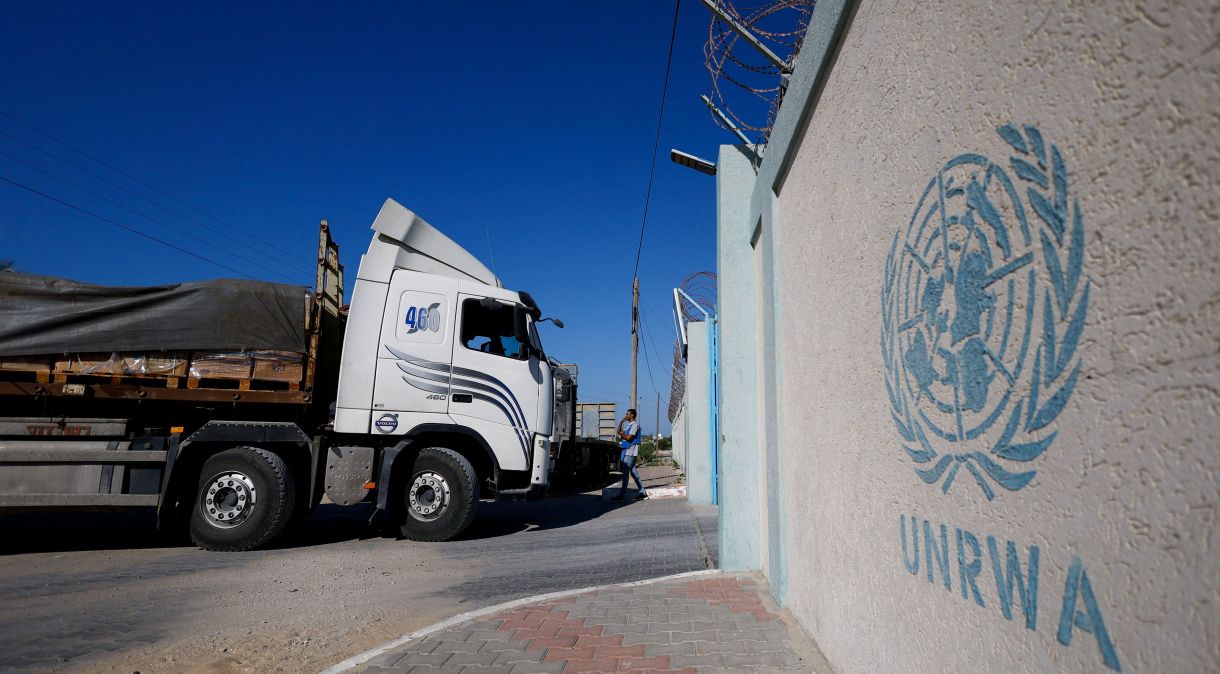 Caminhões de ajuda humanitária chegam a depósito da ONU no centro da Faixa de Gaza