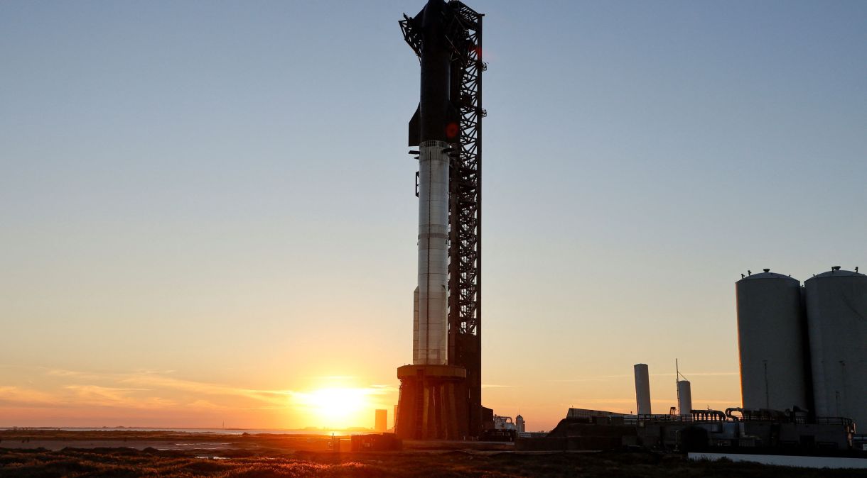 Espaçonave Starship no topo do foguete Super Heavy em plataforma de lançamento de Boca Chica, perto de Brownsville, no Texas
