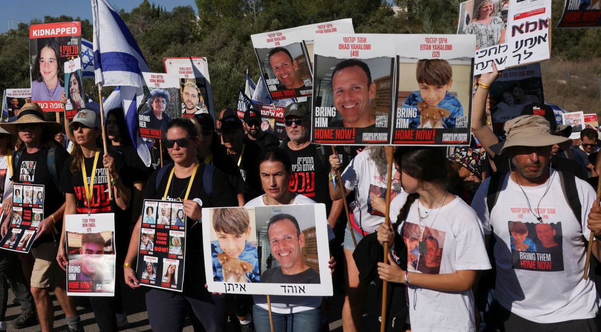 Familiares, amigos e apoiadores de israelenses feitos reféns durante ataques do Hamas em 7 de outubro protestam em Latrun, durante marcha em direção a Jerusalém