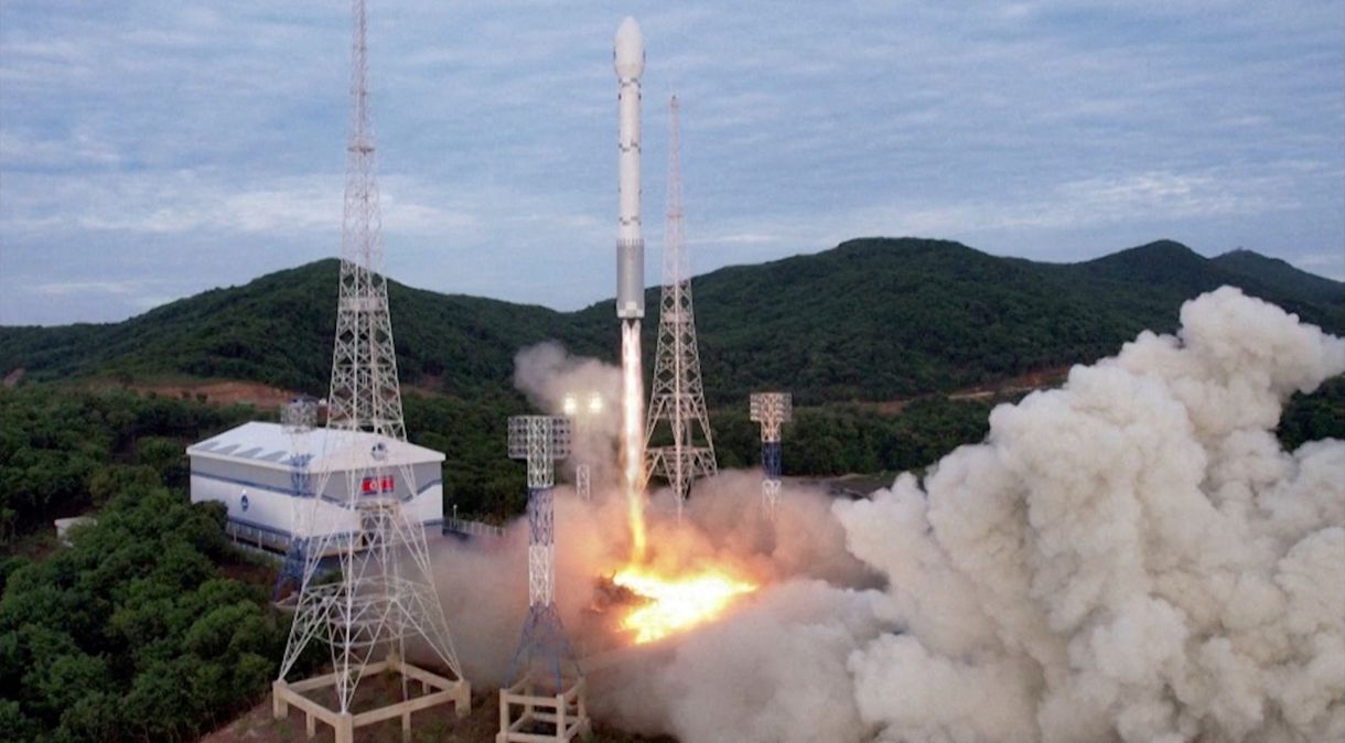 Imagem congelada mostra o que parece ser lançamento de foguete Chollima-1, da Coreia do Norte, em Cholsan