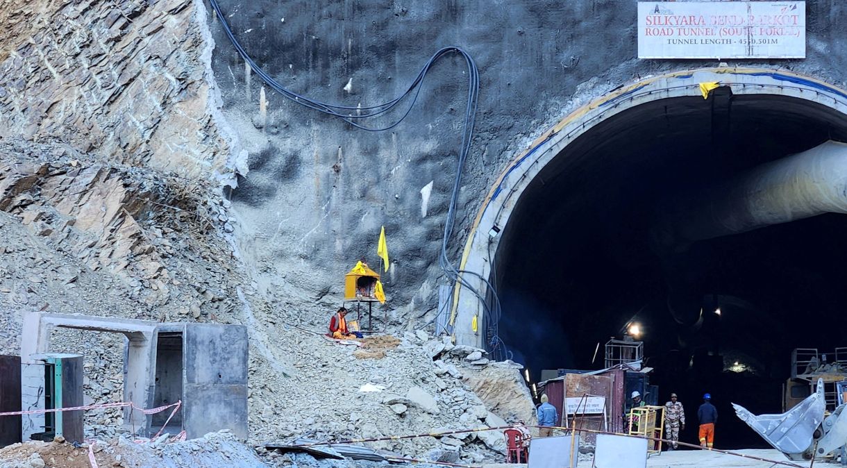 Vista de entrada de túnel em que trabalhadores indianos estão presos, em Uttarakhand, Índia