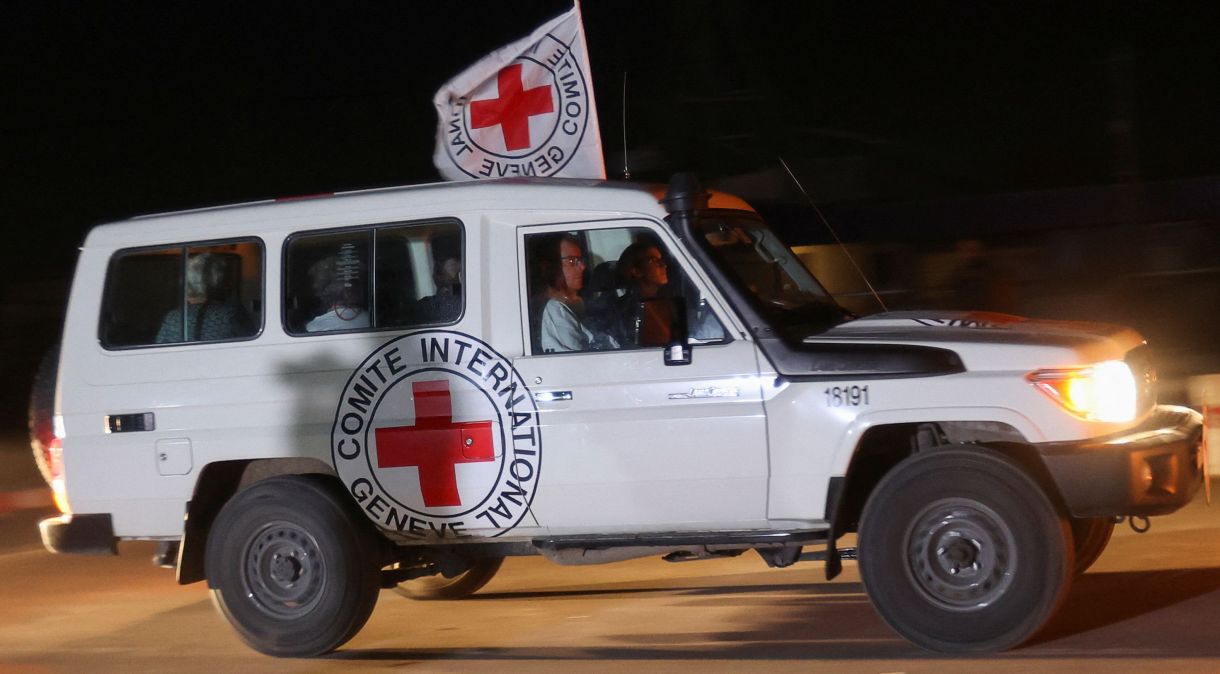 Veículo da Cruz Vermelha em comboio que transportou reféns israelenses em Gaza durante trégua com o Hamas.