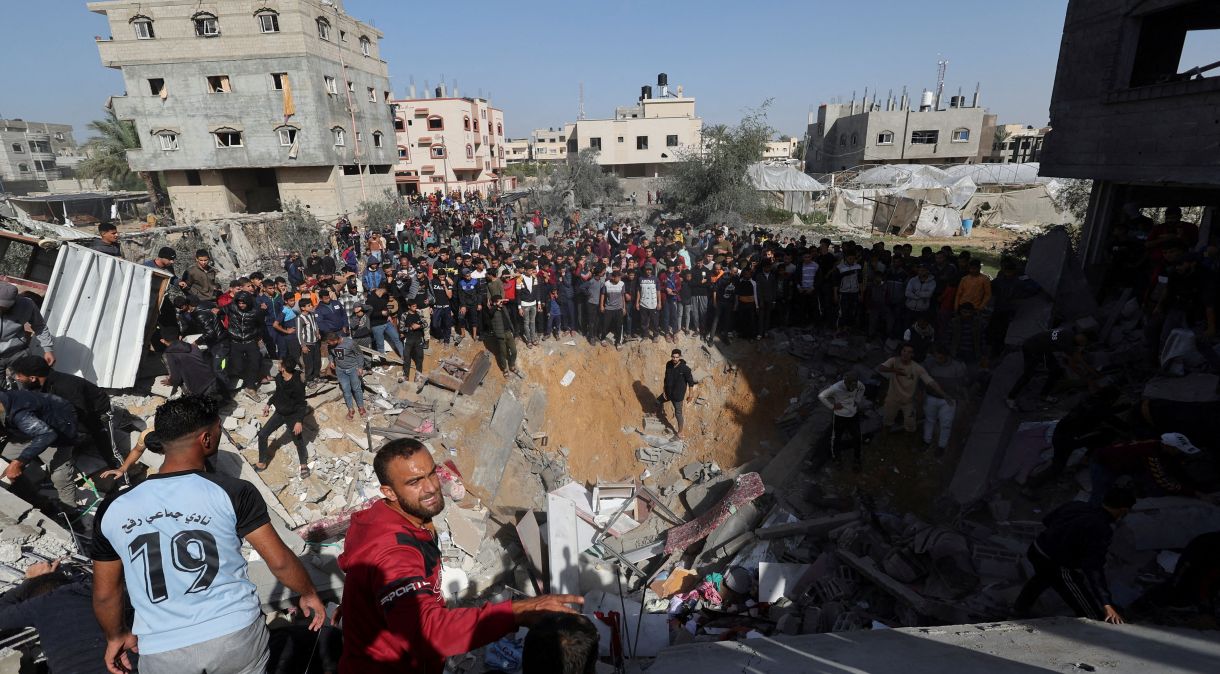 Palestinos buscam vítimas em Rafah após ataque israelense