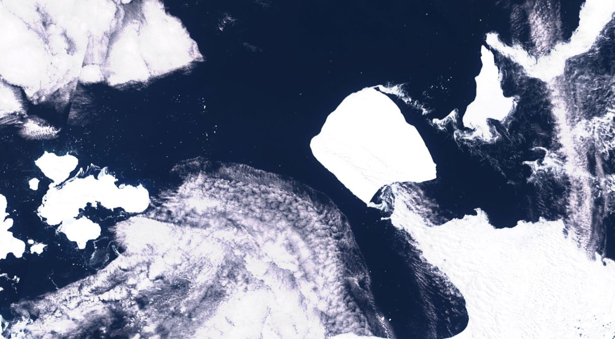 Imagem de satélite do maior iceberg do mundo, chamado A23a, visto na Antártida