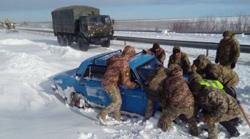 As tempestades repentinas causaram uma série de transtornos, desde acidentes a pessoas presas em veículos por causa da neve