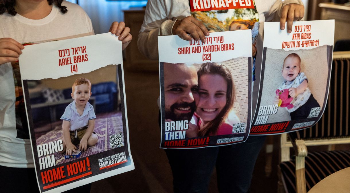 Fotos de família israelense sequestrada, incluindo Kirf Bibas, bebê de 10 meses