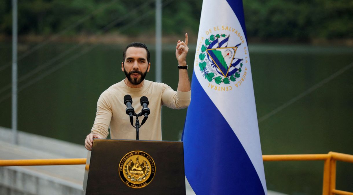 Presidente de El Salvador, Nayib Bukele, discursa durante cerimônia de inauguração de usina hidrelétrica em San Luis de La Reina