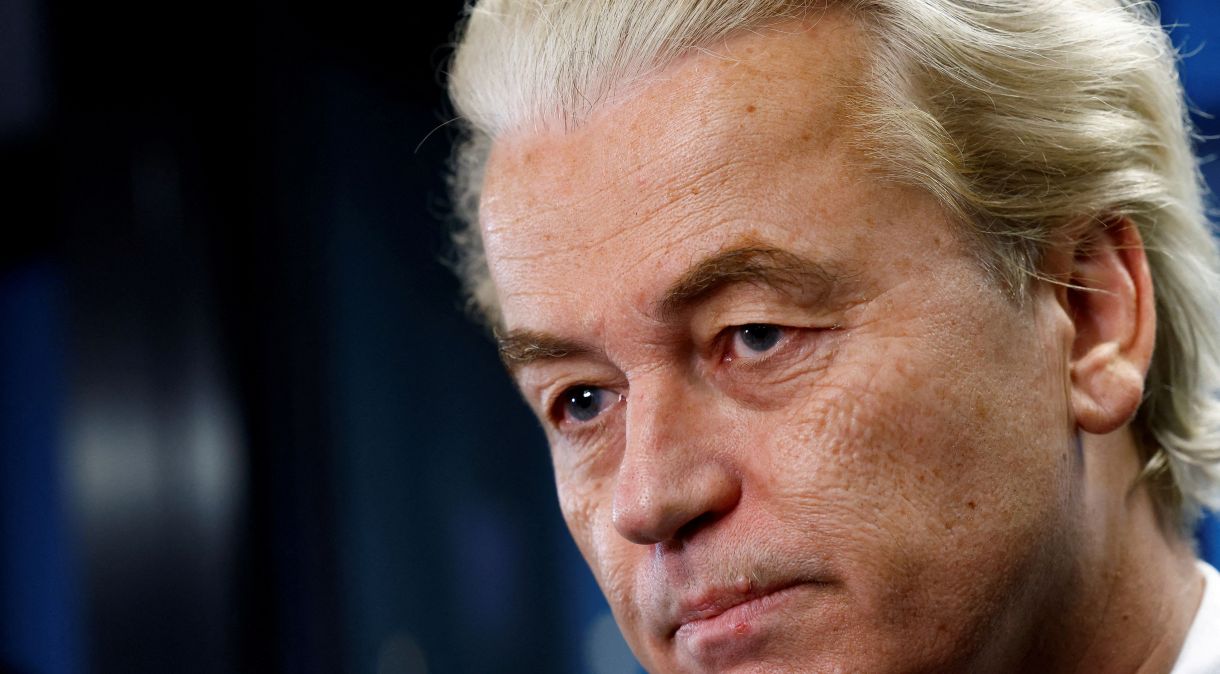 Líder do partido holandês de extrema-direita PVV, Geert Wilders, fala com jornalistas em Haia