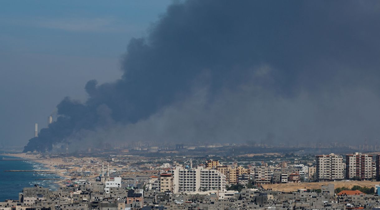 Fumaça após ataques do Hamas ao sul de Israel