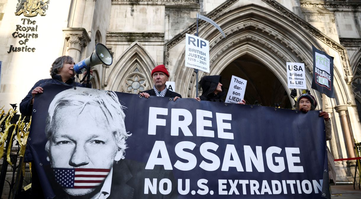 Apoiadores de Julian Assange em Londres